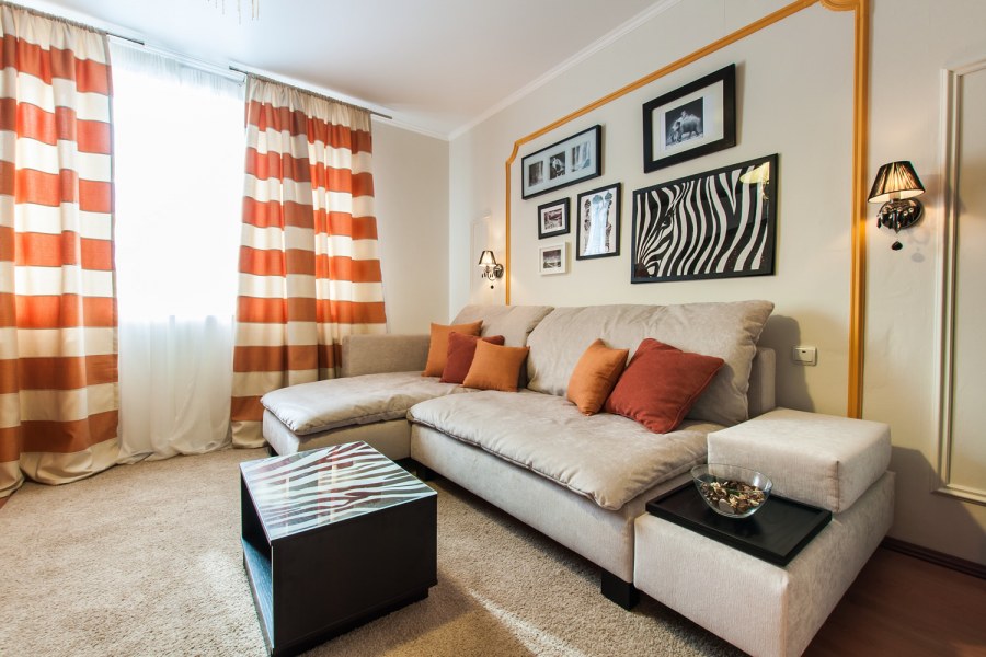 Светлая гостиная с зеленым диваном