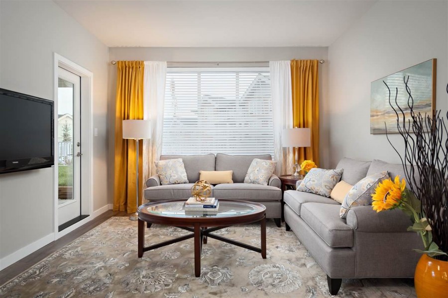 Диван у окна в гостиной