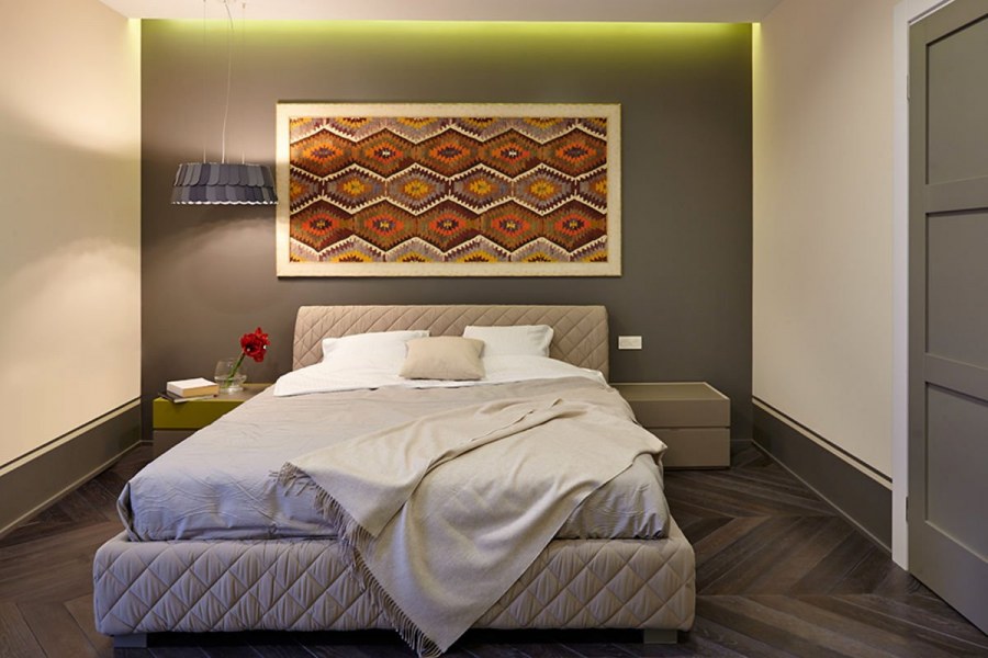 Стена за кроватью в спальне