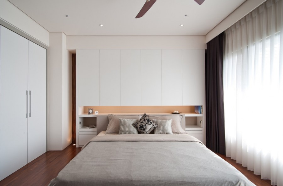 Шкаф за изголовьем кровати