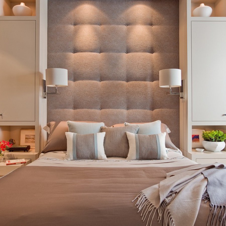 Кровать между шкафами в спальне