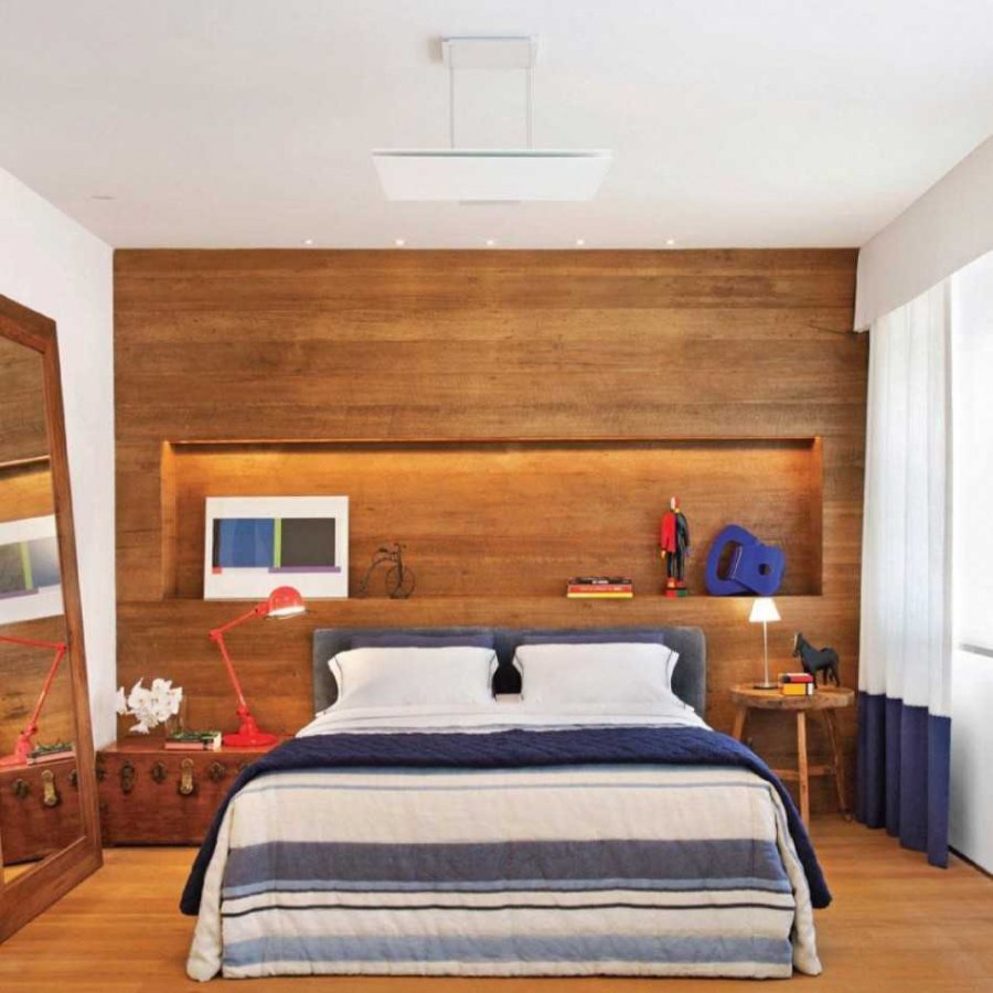 Кровать в деревянной нише