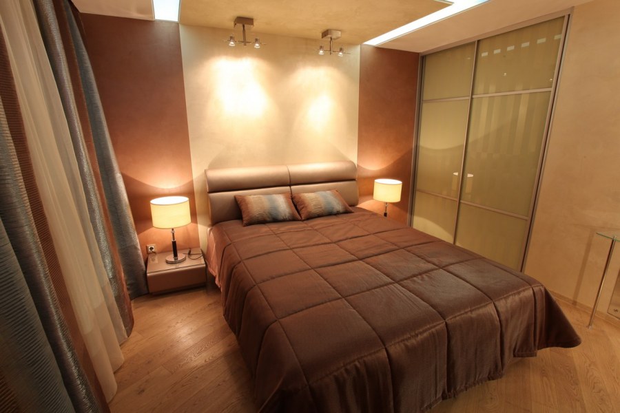 Кровать с подсветкой в изголовье