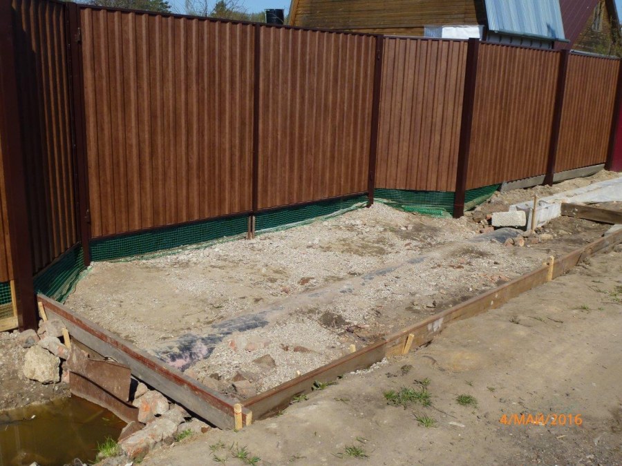 Бетонная площадка во дворе