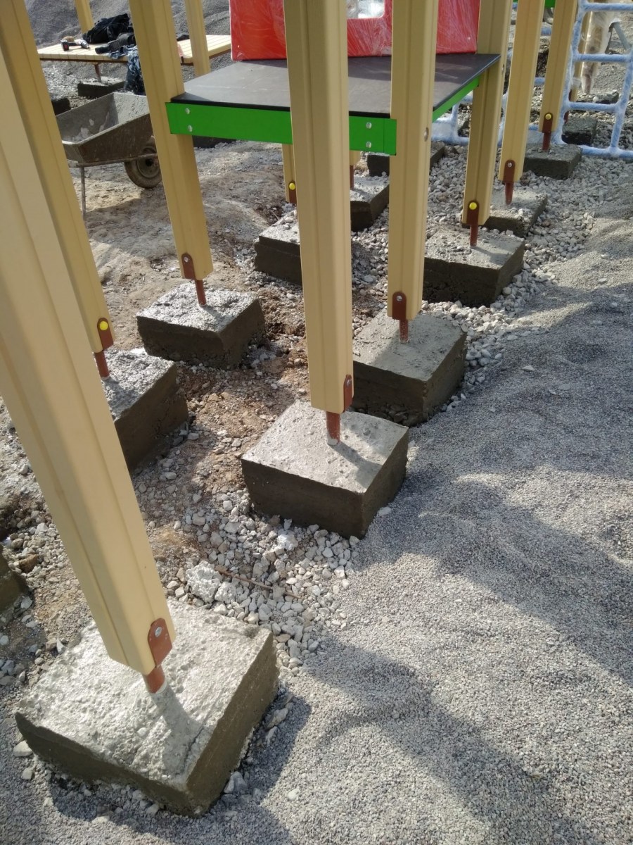 Цементирование площадки на даче