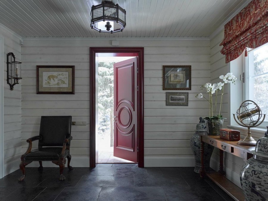 Лессирующая краска в интерьере деревянного дома