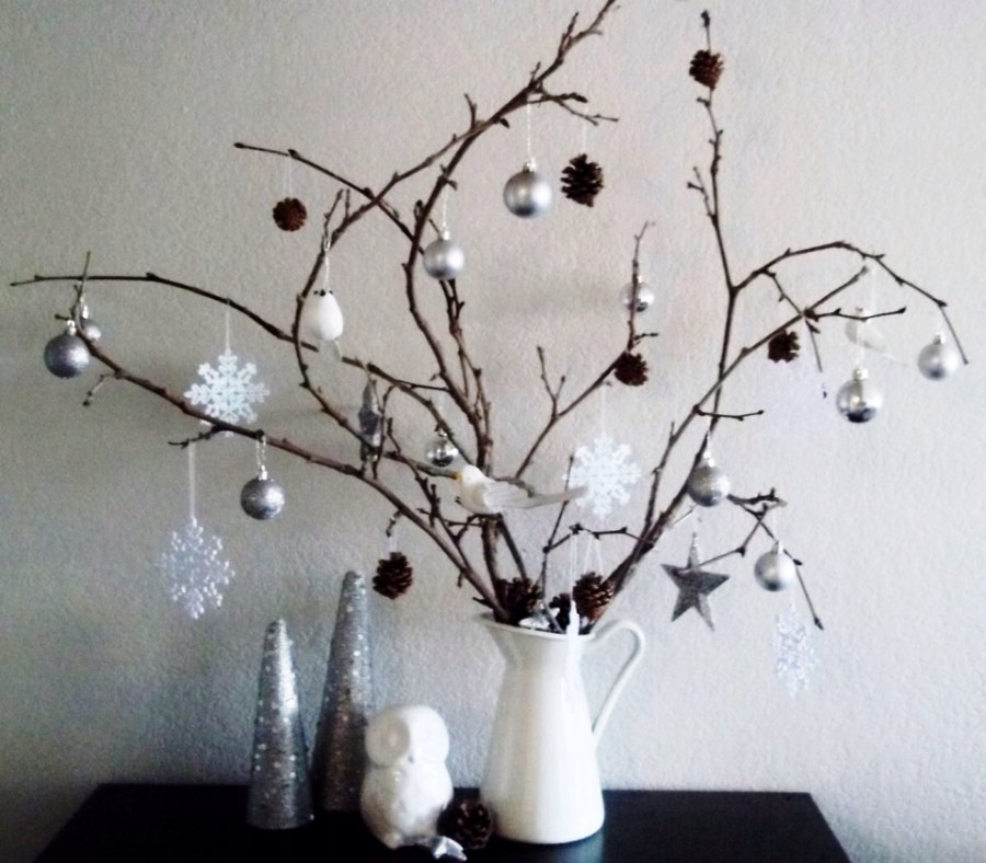 Новогодний декор из веток деревьев