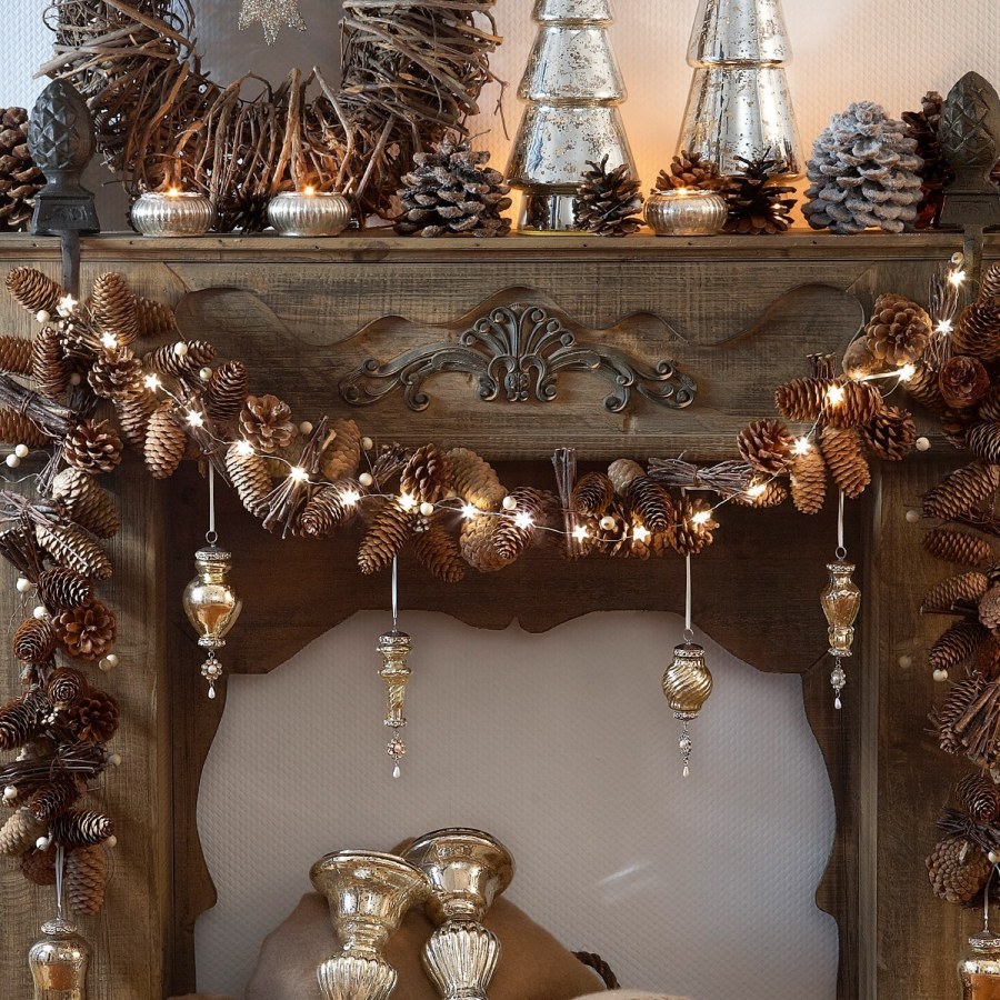 Новогодний декор из шишек