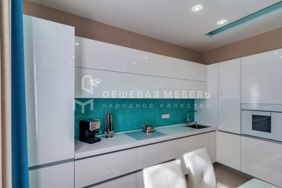 Бирюзовый фартук для белой кухни