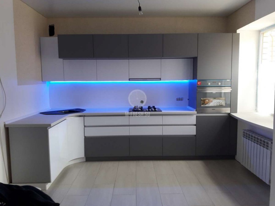 Угловая кухня без ручек