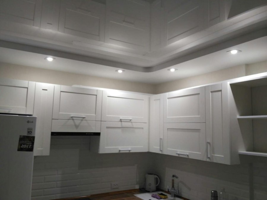 Натяжной потолок на кухне белый матовый