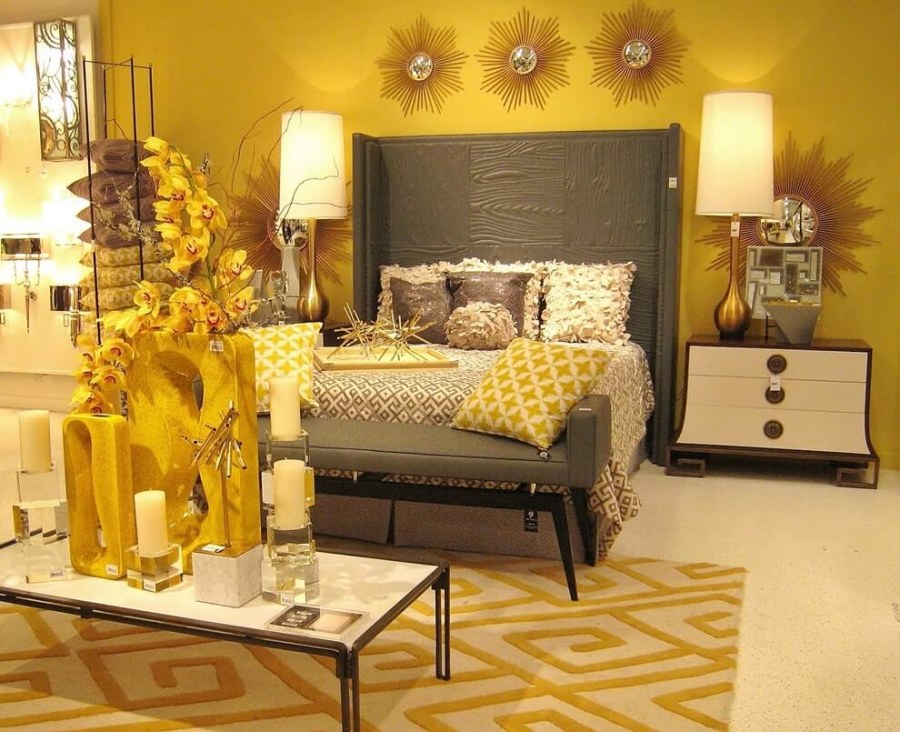 Спальня в оранжево желтых тонах