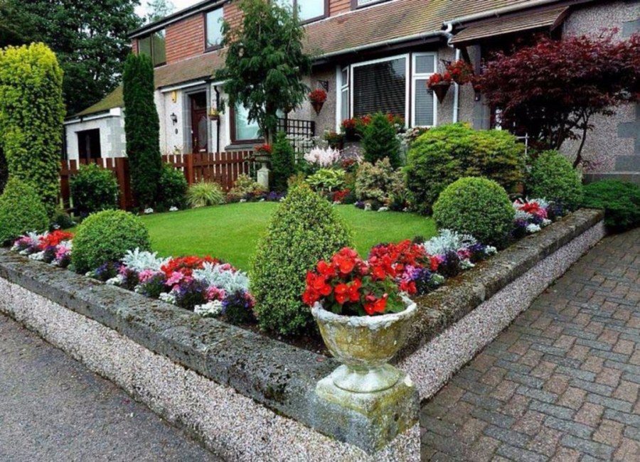 Большая клумба перед домом