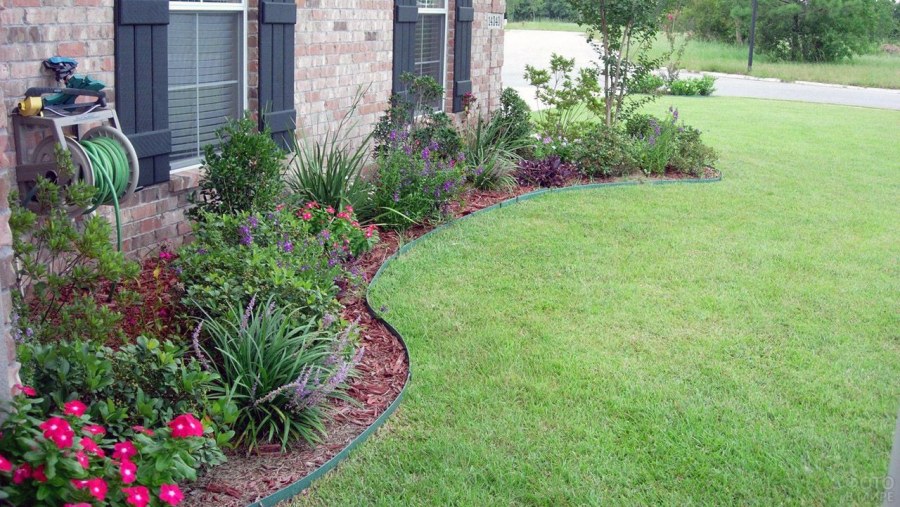 Цветник вдоль газона