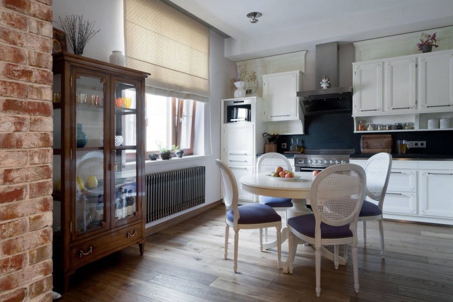 Старинная мебель в современную кухню