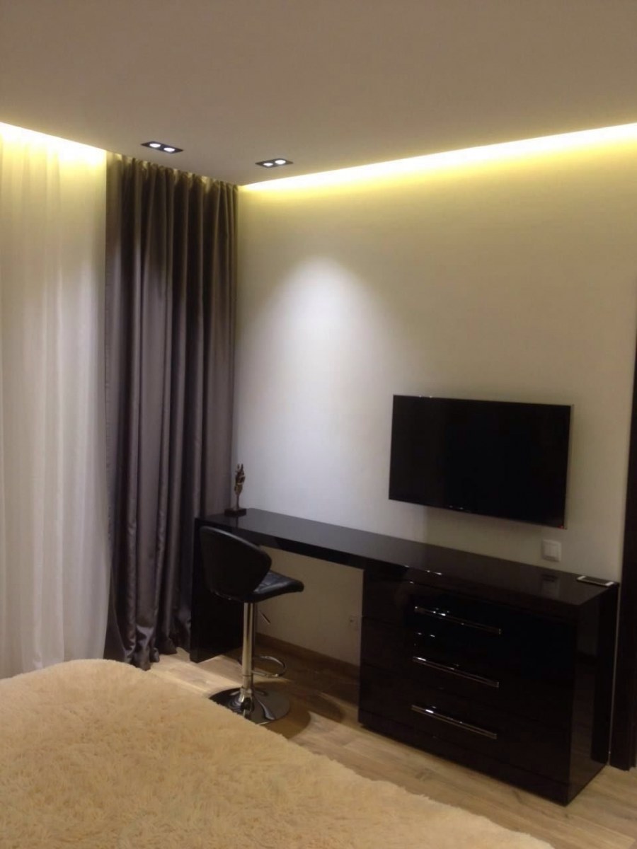 Натяжной потолок с подсветкой