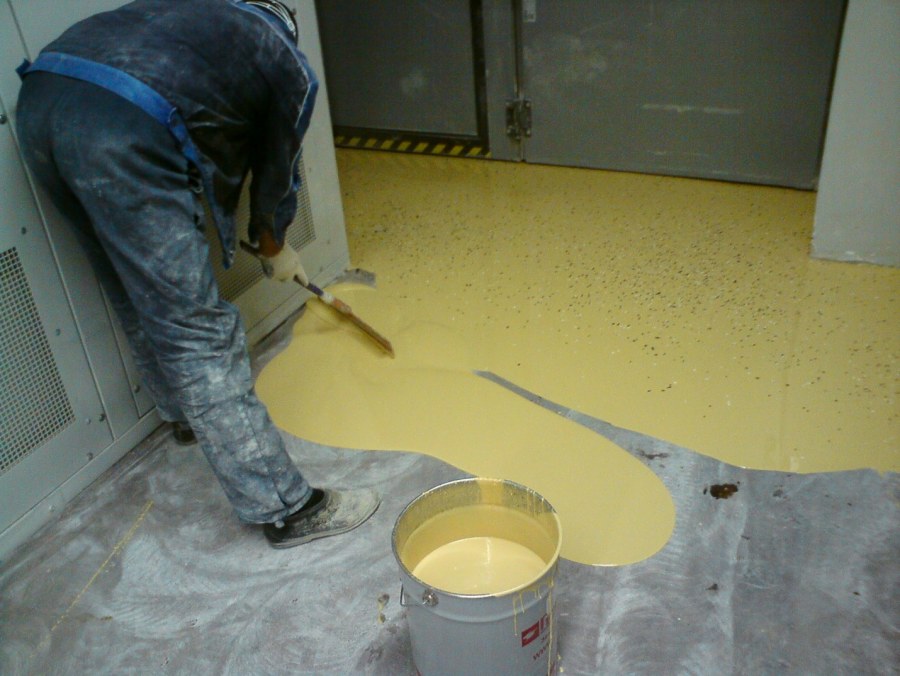 Нанесение краски на наливной пол