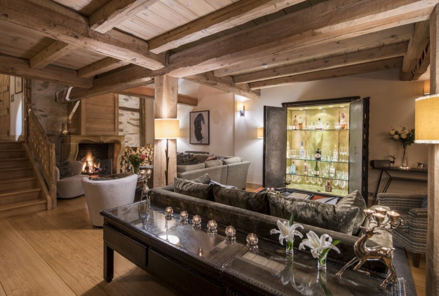Гостиная в стиле Шале с бра