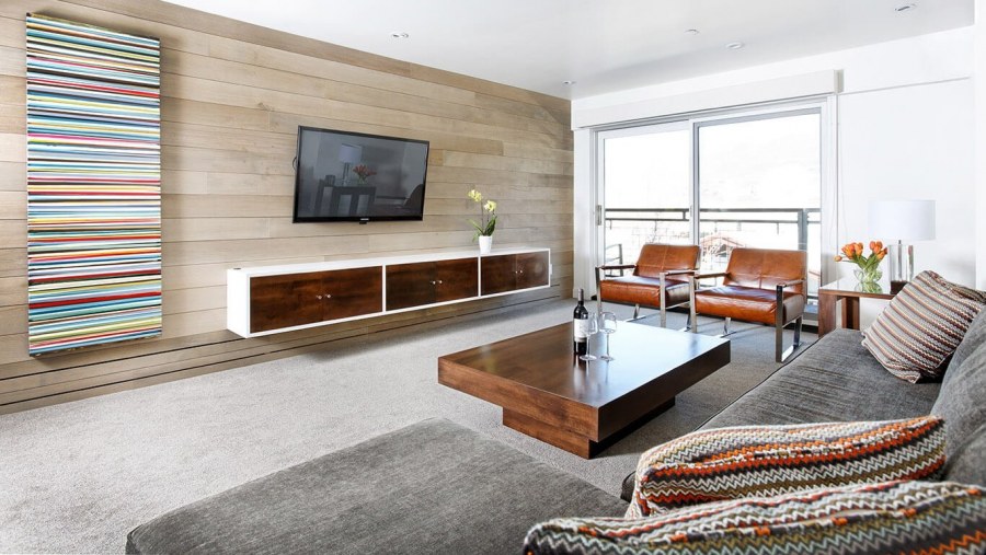 Гостиная с деревянными панелями