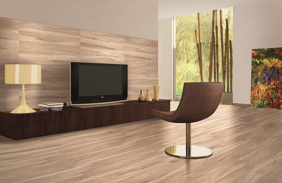 Гостиная с ламинатом на стене