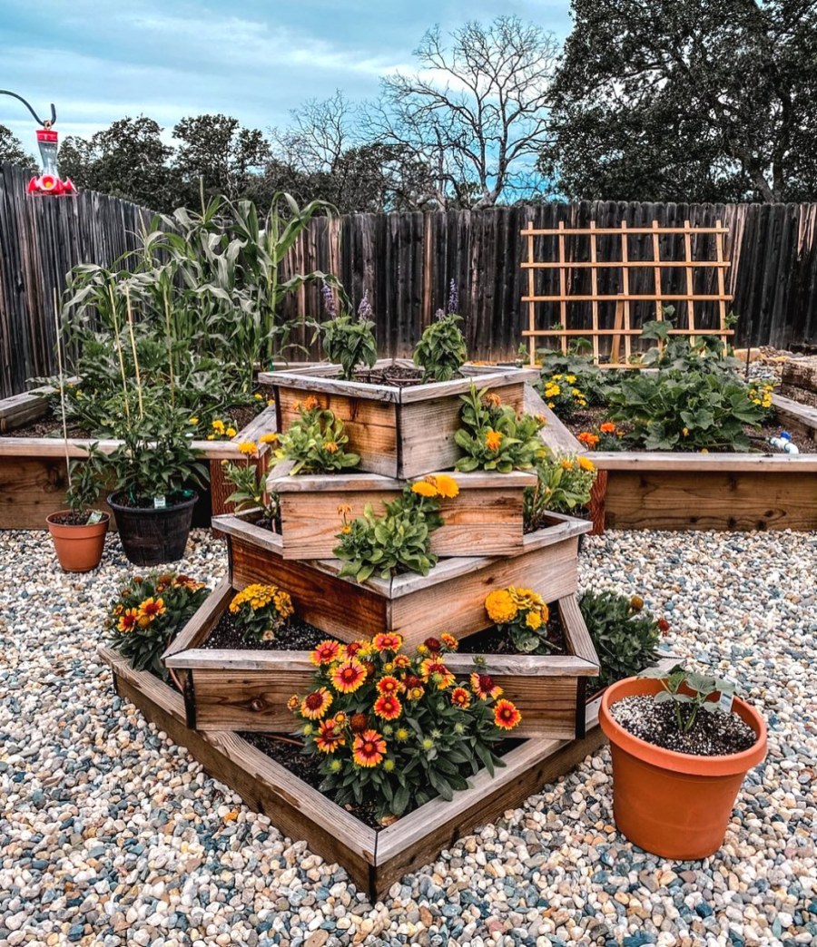 Грядки вдоль забора