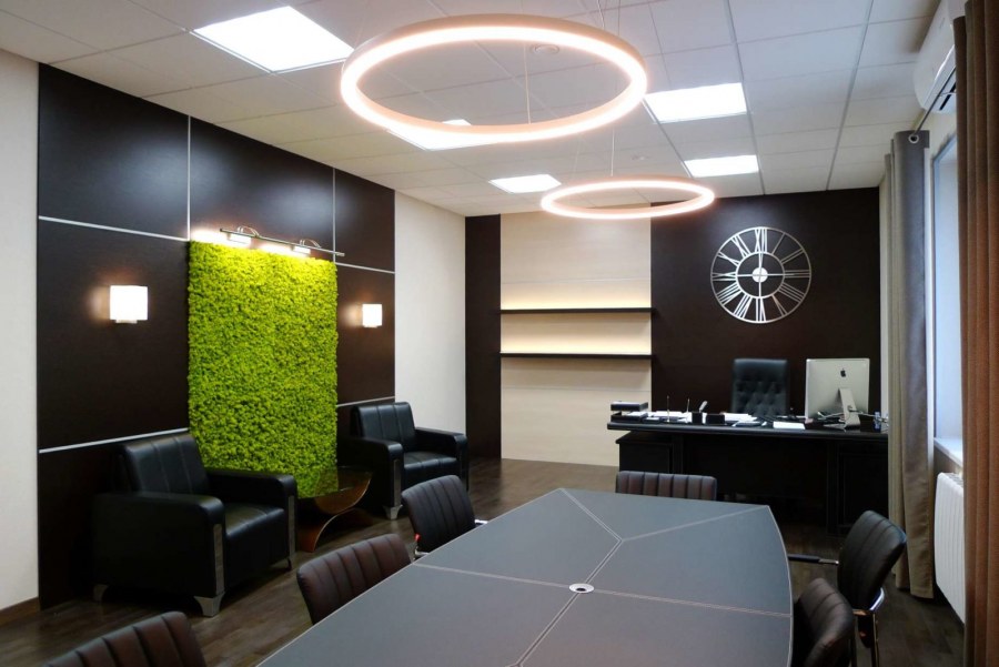 Часы в интерьере офиса