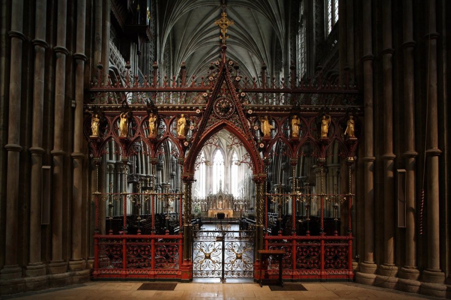 Готический собор интерьер полутьма