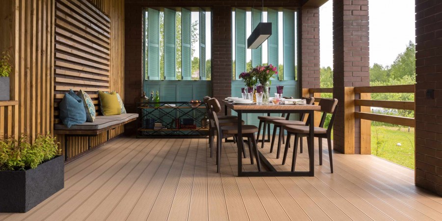 Терраса с жалюзийной дверкой