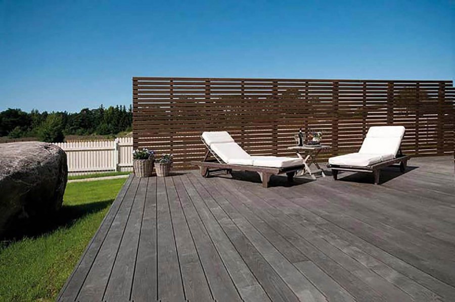 Терраса с шезлонгами