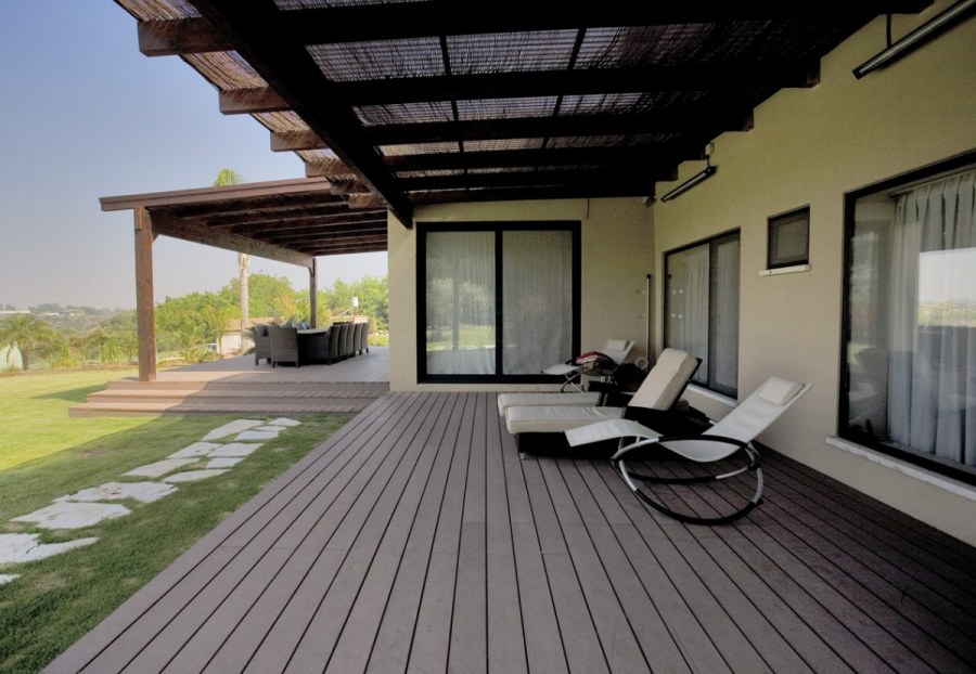 Террасная доска в интерьере веранды