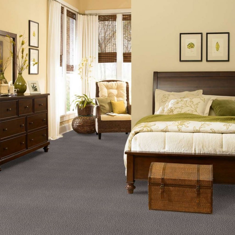 Интерьер спальни с коричневой мебелью