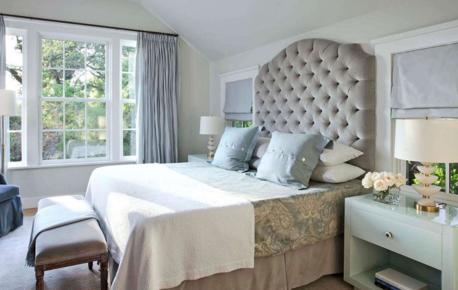 Интерьер спальни кровать у окна