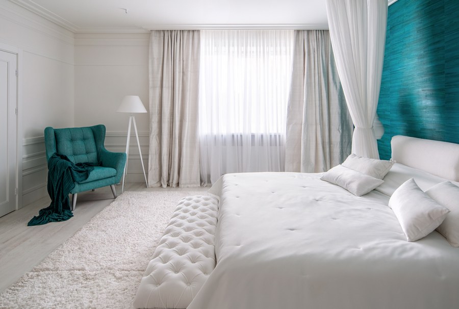 Прямоугольная спальня с креслом