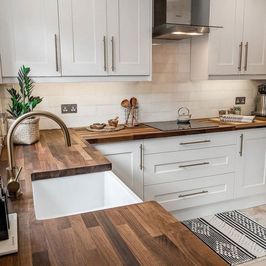 Белая кухня с деревянной столешницей