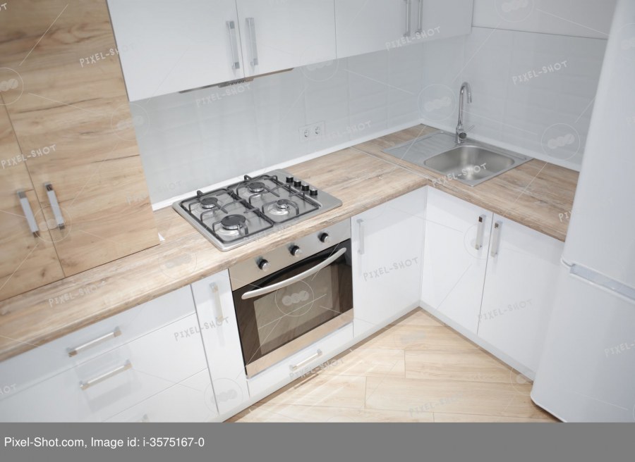 Белая кухня со столешницей под дерево