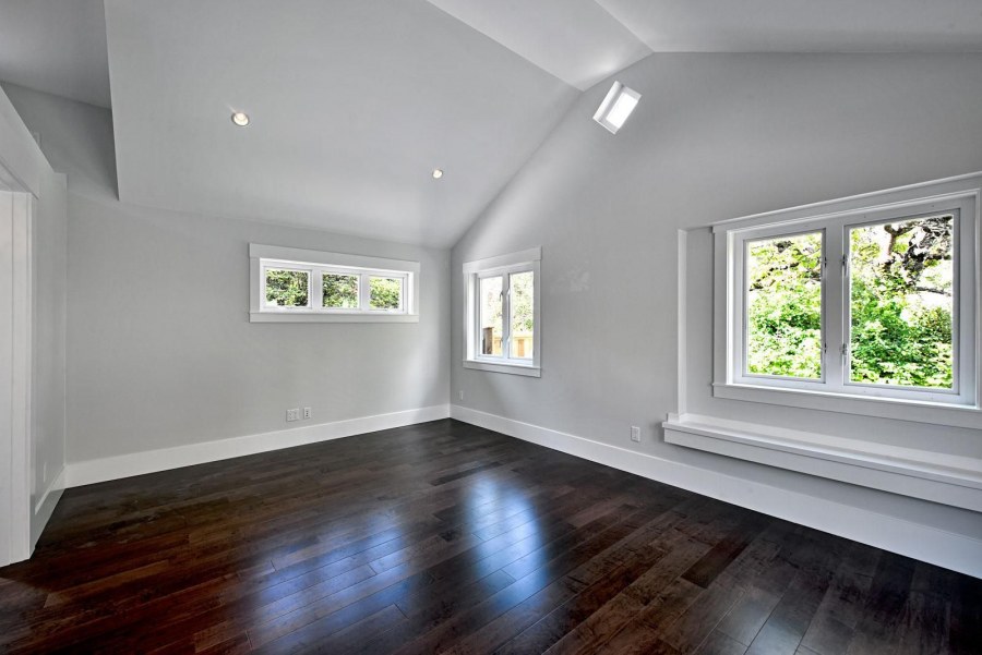 Серый потолок светлые стены