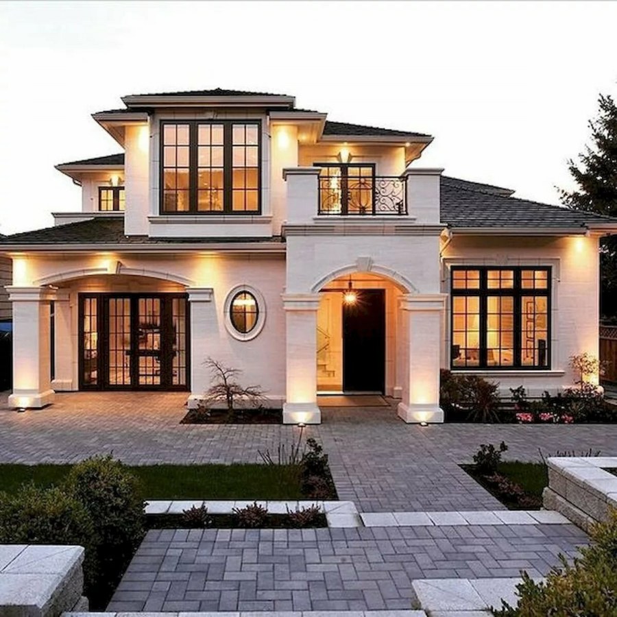 Красивый двухэтажный дом