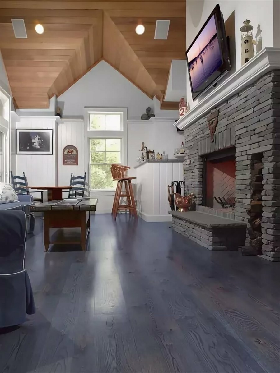 Загородный дом темный пол