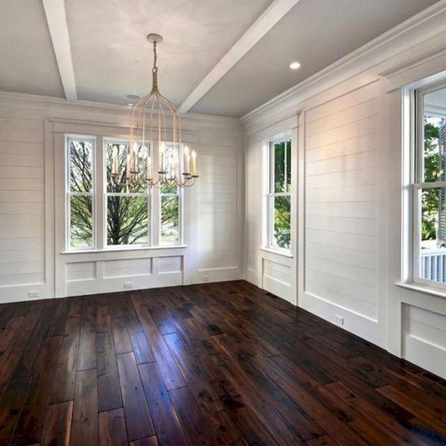 Белые стены деревянный пол