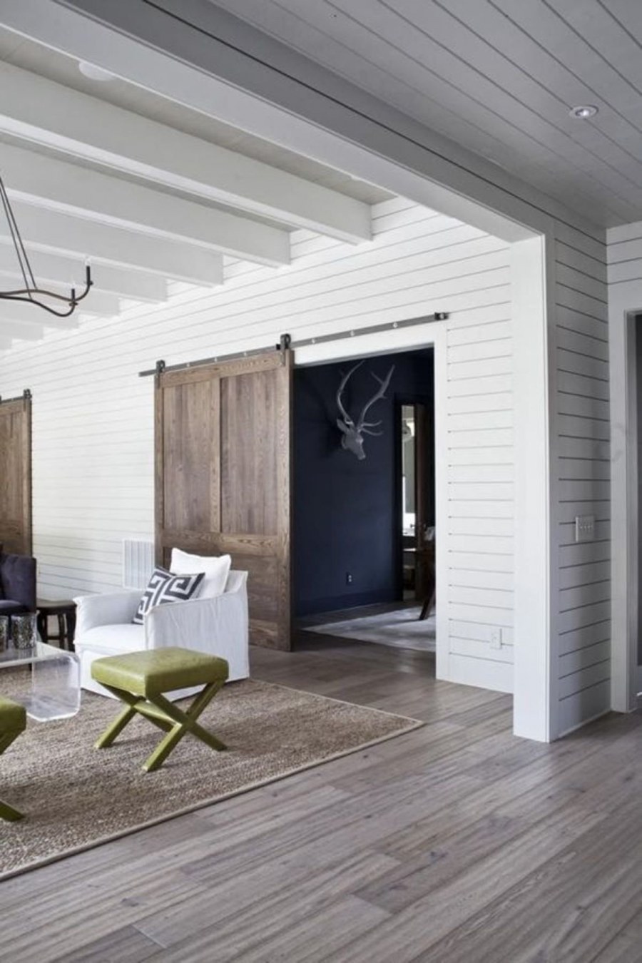 Белая вагонка на потолке в интерьере