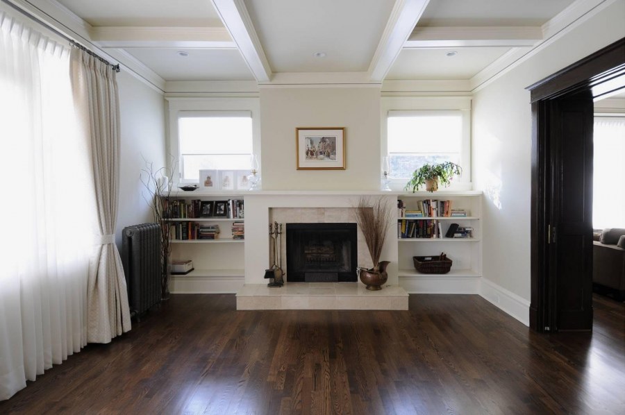 Темный пол в гостиной