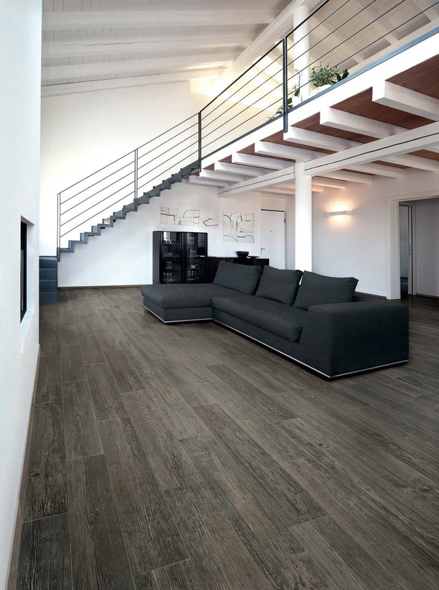 Серый деревянный пол в интерьере