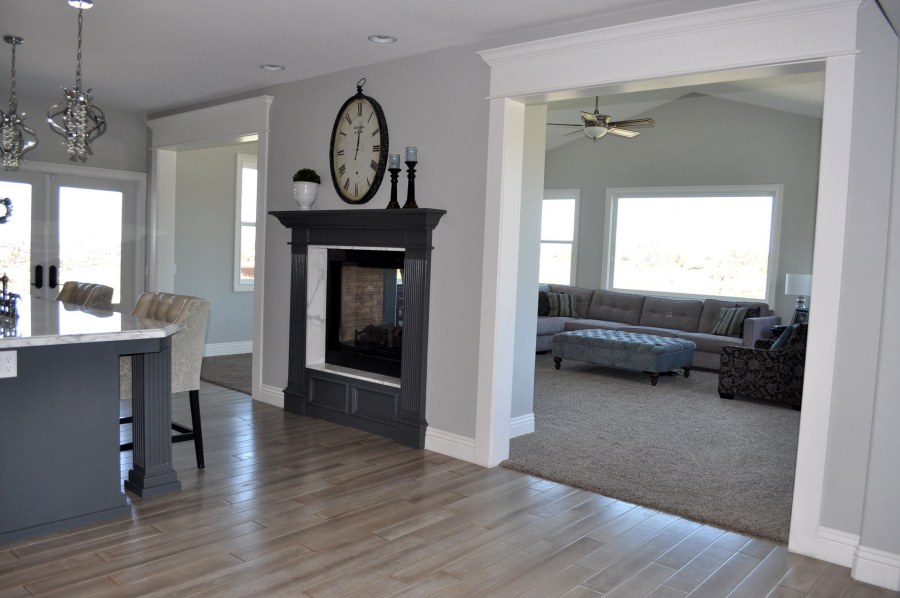 Камин в светлой гостиной с темным полом