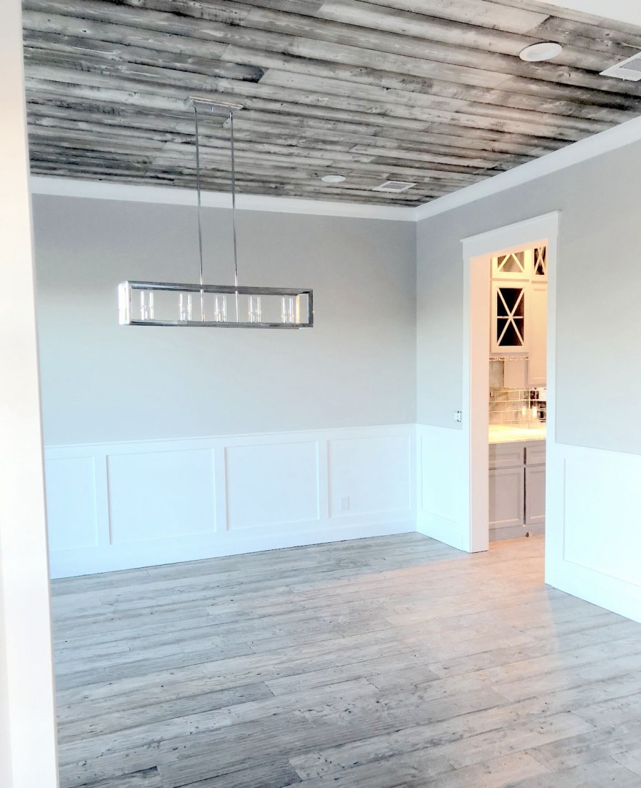 Белый ламинат на потолке