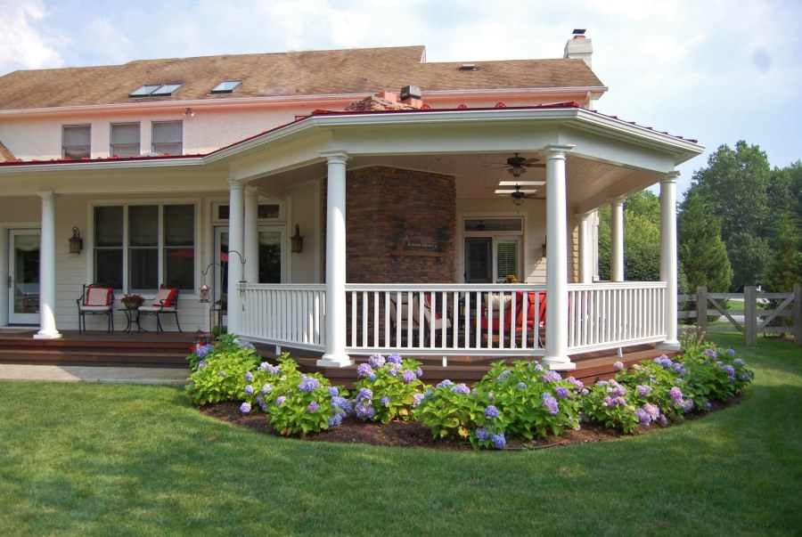 Дом с верандой и террасой