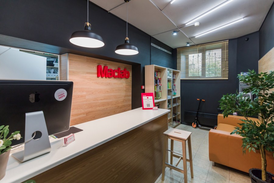 Офис в красных тонах