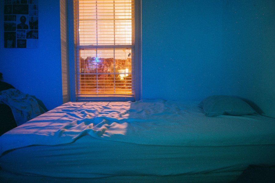 Комната ночью без людей