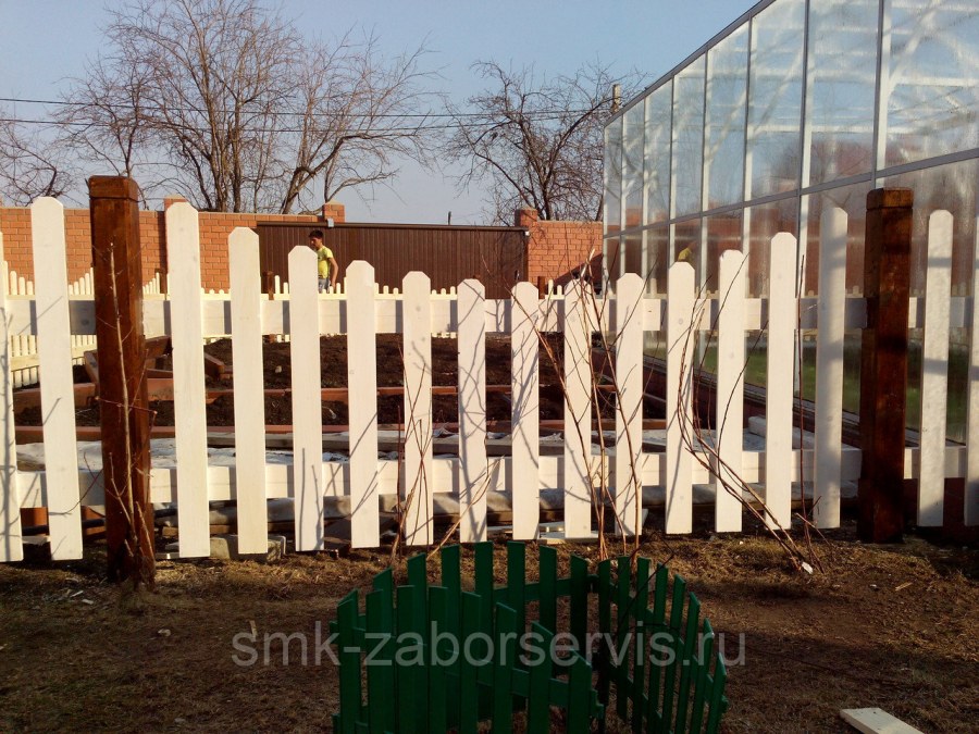 Забор из штакетника деревянного
