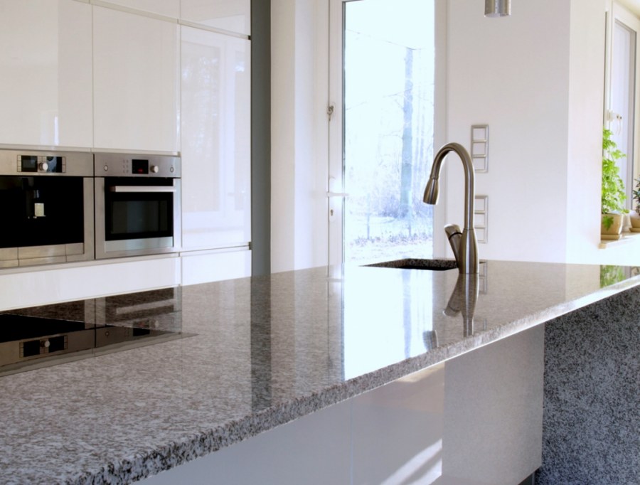 Белая кухня с гранитной столешницей