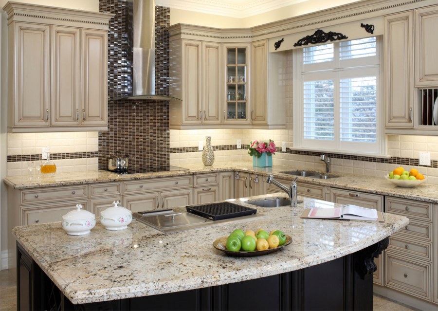 Светлая столешница на кухне